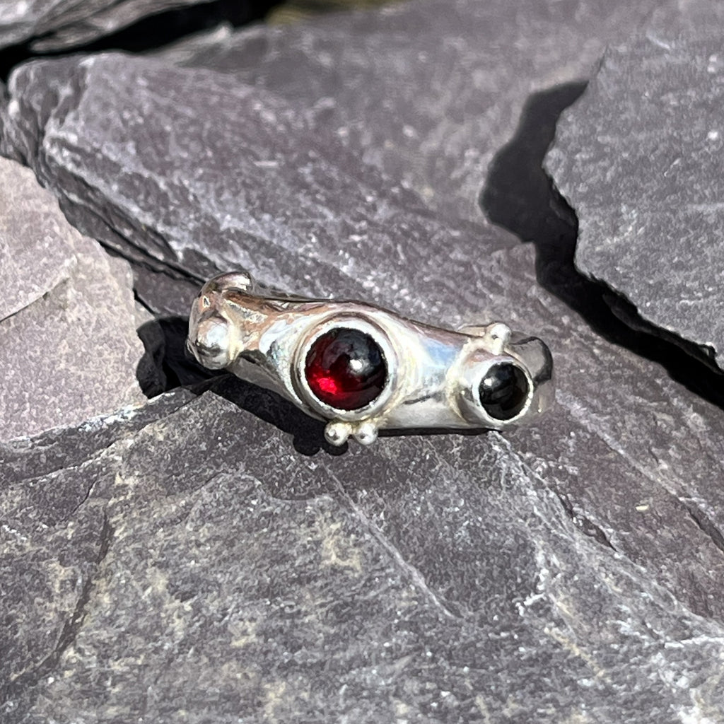 MOLTEN RING WITH GARNET & BLACKSTAR