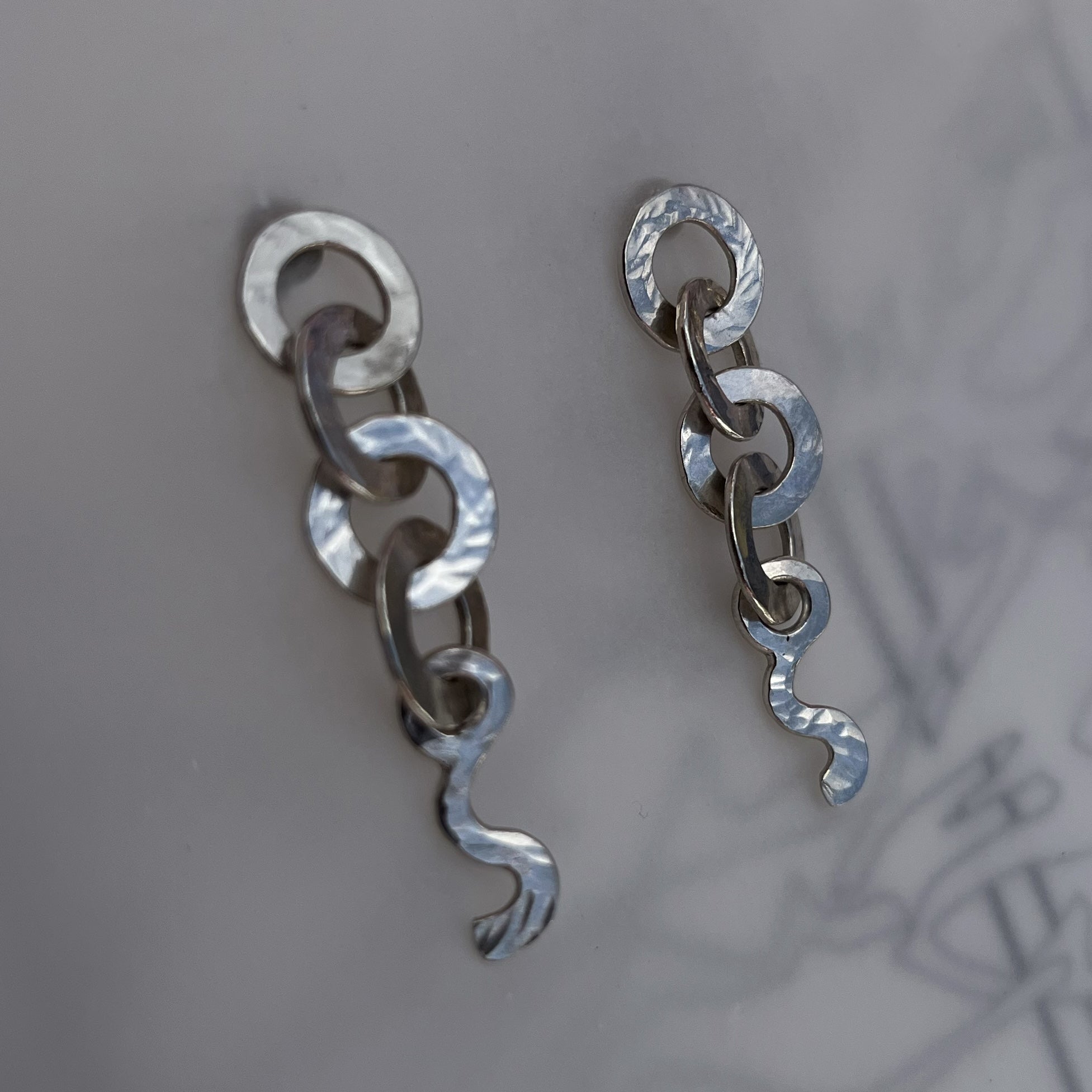 FORGED CHAIN STUDS WITH WIGGLE